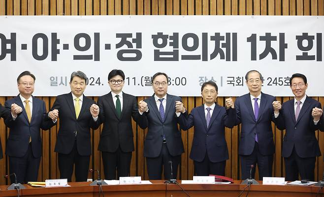 국민의힘 한동훈 대표와 한덕수 국무총리, 이진우 대한의학회장 등이 11일 국회에서 열린 ‘여야의정 협의체' 1차회의에서 카메라를 향해 포즈를 취하고 있다. 왼쪽 세번째부터 국민의힘 한동훈 대표, 이진우 대한의학회장, 이종태 KAMC 이사장, 한덕수 국무총리 등. /연합뉴스