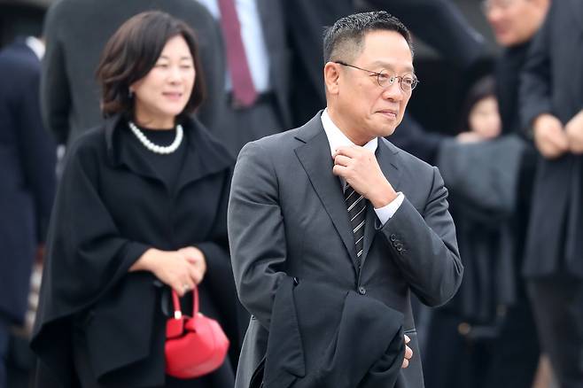 정태영 현대카드 부회장이 2023년 2월 11일 오후 서울 중구 정동제일교회에서 열린 정몽규 HDC그룹 회장의 장남 정준선 카이스트 교수의 결혼식에 참석한 뒤 식장을 나서고 있다. /뉴스1