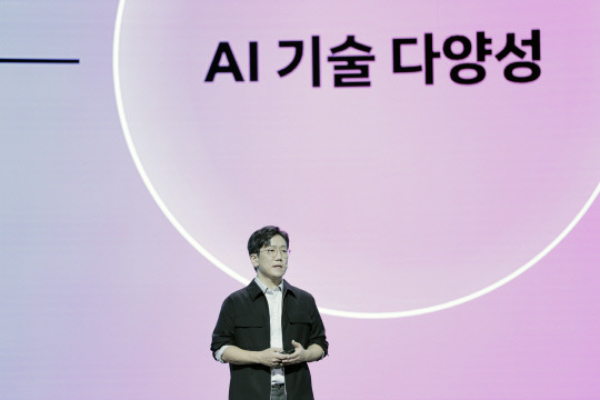 성낙호 네이버클라우드 하이퍼스케일AI 기술총괄이 11일 서울 코엑스에서 열린 '단24' 컨퍼런스에서 발표하고 있다. 네이버 제공