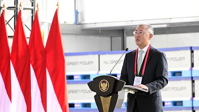 정의선 현대차그룹 회장이 지난 7월 인도네시아 카라왕 신산업단지에 위치한 LG에너지솔루션과의 합작 배터리셀 공장 HLI그린파워 준공식에서 인사말을 하고 있다. 현대차그룹 제공