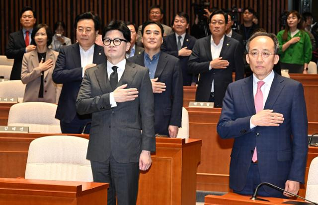 한동훈 국민의힘 대표가 지난달 4일 국회에서 열린 의원총회에서 국기에 대한 경례를 하고 있다. 고영권 기자