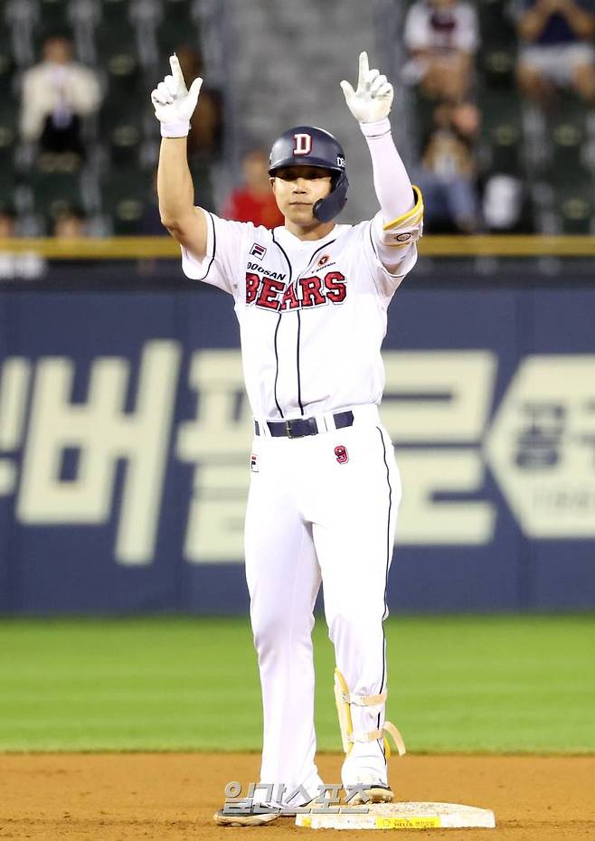 2024 KBO리그 프로야구 두산베어스와 키움히어로즈의 경기가 24일 오후 서울 잠실야구장에서 열렸다. 7회말 2사 만루 박준영이 3타점 싹쓸이 2루타를 치고 출루해 세리머니를 하고 있다. 잠실=김민규 기자 mgkim1@edaily.co.kr