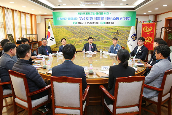 주낙영 시장이 11일 시청 대외협력실에서 운전직 직원들과 소통 간담회 시간을 갖고 있다. [사진=경주시청]