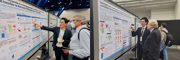 최재혁 한미약품 R&D센터 그룹장(왼쪽)과 김진영 파트장이 미국 휴스턴에서 열린 면역항암학회(SITC)에서 'HM16390'의 효능을 확인한 연구 결과 내용을 설명하고 있다. [사진=한미약품 제공]