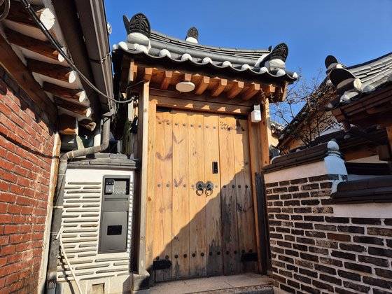 서울시 종로구 필운동에 위치한 공공한옥. 서울시가 청년 임대주택용으로 2019년 매입했다. 매입비와 수선비로 15억원이 넘는 예산을 썼지만 현재 1년 넘게 비어 있다. 한은화 기자