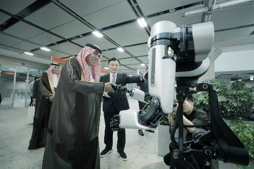 지난 7월 경기도 성남의 네이버 1784를 방문한 사우디아라비아 상무부 마지드 알 카사비 장관이 로봇팔 앰비덱스를 체험하고 있다. 연합뉴스