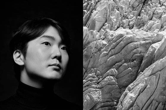 구찌가 한국 문화예술의 달을 기념해 개최한 사진전 '두 개의 이야기'에서 선보인 작품 '빛나는 청춘'. 김용호 사진가는 소년같은 청춘의 초상과 거장의 기량을 뜻하는 바위를 함께 보여줬다. [사진 구찌]