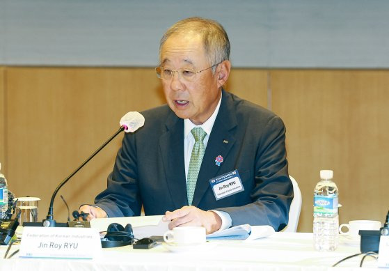 류진 한국경제인협회(한경협) 회장이 지난달 18일 오전 서울 영등포구 FKI타워에서 한경협이 일본 게이단렌(경제단체연합회)과 함께 연 '제31회 한일재계회의'에서 모두발언을 하고 있다. 연합뉴스