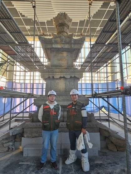 113년 만에 원주로 돌아가 제 자리를 찾은 국보 ‘원주 법천사지 지광국사탑’(이하 지광국사탑) 앞에서 국립문화유산연구원의 이태종 학예연구사(오른쪽)가 포즈를 취했다. [사진 이태종]