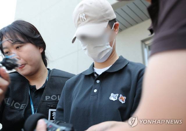 ▲ 육군 12사단 훈련병 사망사건과 관련해 규정을 위반한 군기훈련(얼차려)을 실시한 혐의로 중대장(대위) A씨가 지난 6월 21일 오전 강원 춘천지방법원에서 열린 구속 전 피의자 심문(영장실질심사)을 마치고 법원을 나오고 있다. [연합뉴스 자료사진]