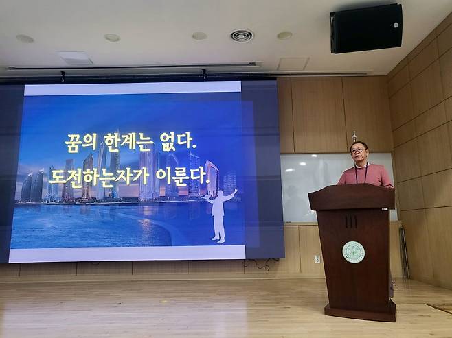 열띤 강의를 펼친 엠디엠그룹 문주현 회장 / 사진=CCIM한국협회