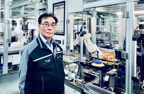 차호철 티에스이 대표가 부산 기장군 정관읍 생산시설 앞에서 주력제품을 소개하고 있다.  티에스이 제공