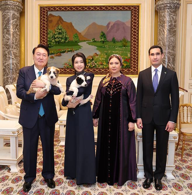 President Yoon Suk Yeol and first lady Kim Keon Hee pose for a photo with Turkmenistan's president Serdar Berdimuhamedov and his wife while holding the Central Asian country's national dog breed, the Alabai, at a state banquet held at a hotel in Ashgabat on June 10. (Newsis)