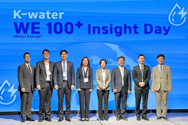 12일 대전 오노마호텔에서 열린 ‘K-water WE100+ 인사이트 데이’에 참석한 오은정 수자원공사 환경에너지본부장(왼쪽 네번째). 한국수자원공사