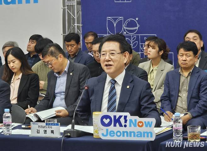 12일 오후 장흥군민회관에서 열린 전남도 장흥군 정책비전투어에서 김영록 전남도지사는 전남발전연구원이 과제로 연구한 장흥군 미래 지역발전 7대 비전을 제시했다.