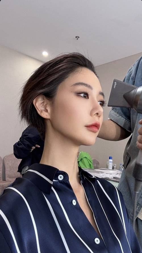 클라라가 파격 숏컷으로 변신했다. 사진=클라라 SNS