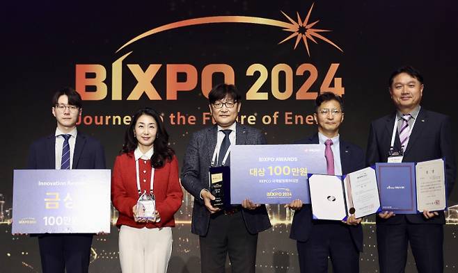 BIXPO(빅스포) 2024의 '빅스포 어워즈'에서 국제발명특허대전 공공기관 부문 대상을 수상한 한전KDN 임직원들이 기념사진을 찍고 있다./한전KDN