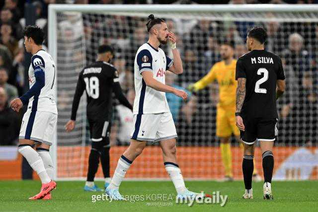 영국 매체 풋볼 365는 12일(한국시간) 2024-25시즌 프리미어리그 11라운드 활약을 바탕으로 프리미어리그 최악의 일레븐을 선정해 소개했다. 토트넘 선수 중에선 브레넌 존슨과 드라구신이 최악의 일레븐에 포함됐다./게티이미지코리아