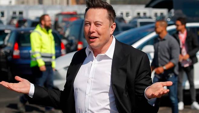 2020년 9월 3일 테슬라 CEO 일론 머스크가 독일 베를린 그뤼엔하이데에 위치한 테슬라 건설 현장을 방문하고 있다.[ AFP]