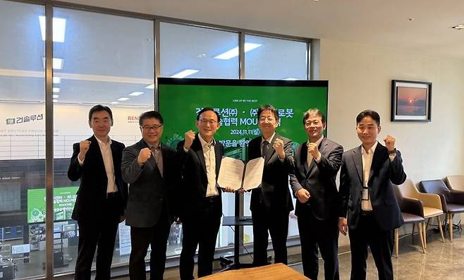 [서울=뉴시스] (왼쪽 세번째부터)유진로봇 박성주 대표, 건솔루션 김삼성 대표 외 양사 주요 임원들이 참석한 가운데, 유진로봇과 건솔루션이 지난 11일 경기도 안양시 석수동 건솔루션 본사에서 자율이동 조작 로봇 공동개발을 위한 MOU를 진행했다. 2024.11.12. (사진=유진로봇 제공) *재판매 및 DB 금지