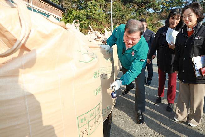 [산청=뉴시스] 산청군 공공비축미 건조벼 매입. (사진=산청군 제공) 2024.11.12. photo@newsis.com *재판매 및 DB 금지