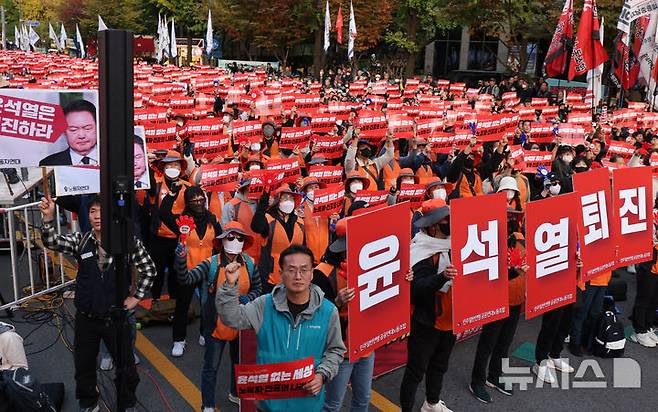 [서울=뉴시스] 이영환 기자 =  지난 9일 오후 서울 세종대로에서 윤석열정권 퇴진 운동본부와 민주노총이 주최한 2024 전태일열사 정신계승 전국노동자대회·1차 퇴진 총궐기에서 참석자들이 구호를 외치고 있다. 2024.11.09. 20hwan@newsis.com