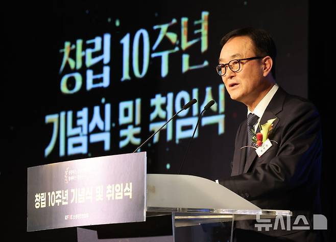 [서울=뉴시스] 김금보 기자 = 송치영 소상공인연합회 신임 회장이 12일 서울 영등포구 중소기업중앙회에서 열린 '소상공인연합회 창립 10주년 기념식 및 제5대 회장 취임식'에서 취임사를 하고 있다. 2024.11.12. kgb@newsis.com