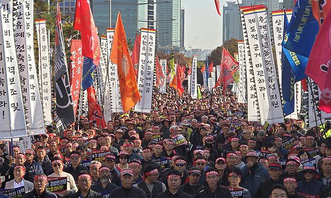 한국후계농업경영인중앙연합회가 12일 국회 앞 차도에서 '농정 혁신 촉구 농민 총궐기 대회'를 하고 있다.