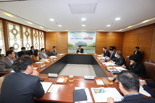 12일 시의회 소회의실에서 각 상임위원장, 포항시 간부 공무원들이 참석한 가운데 소통간담회를 가진 가운데 김일만 의장이 간담회를 주관하고 있다. 포항시의회 제공