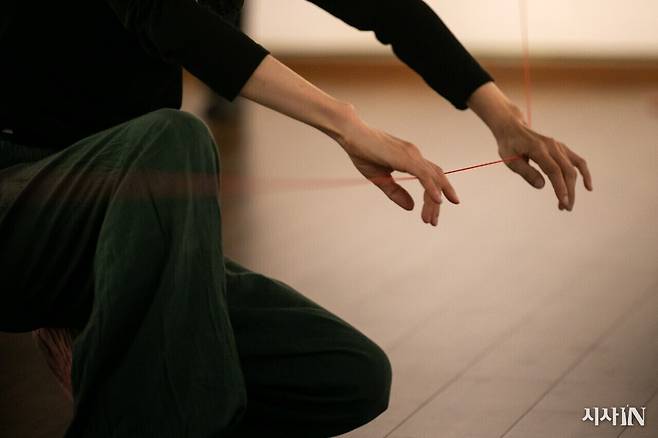 이날 회원들은 잘 사용하지 않는 몸의 부위를 활용해 새로운 동작들을 연습했다. ⓒ시사IN 신선영