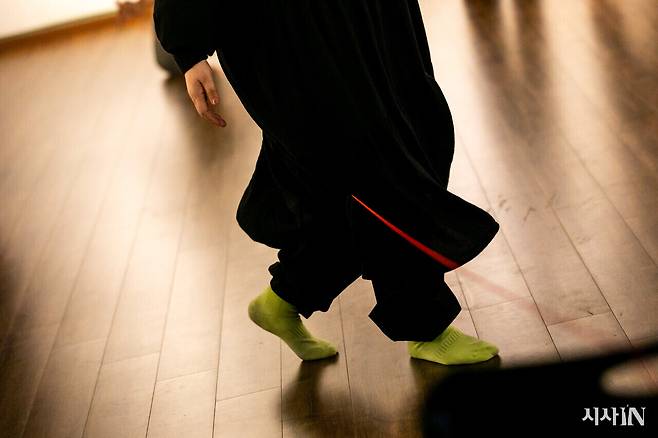 ‘도시의 노마드’ 김현주 회장이 줄을 피해가며 다른 동작을 시도하고 있다. ⓒ시사IN 신선영