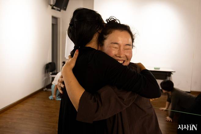 동작 연습이 끝난 뒤 회원들끼리 서로 안아주고 있다. ⓒ시사IN 신선영