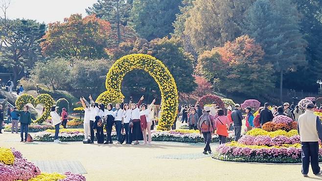 '2024 청남대 가을축제' 국화전시장에서 단체사진 촬영 중인 관람객들 모습 ⓒ청남대관리사업소