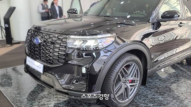ST라인 모델로  블랙 색상이 잘 어울린다