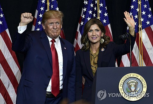 도널드 트럼프 미국 대통령과 크리스티 놈 사우스다코타 주지사(우) [AP 연합뉴스 자료 사진. 재판매 및 DB 금지]