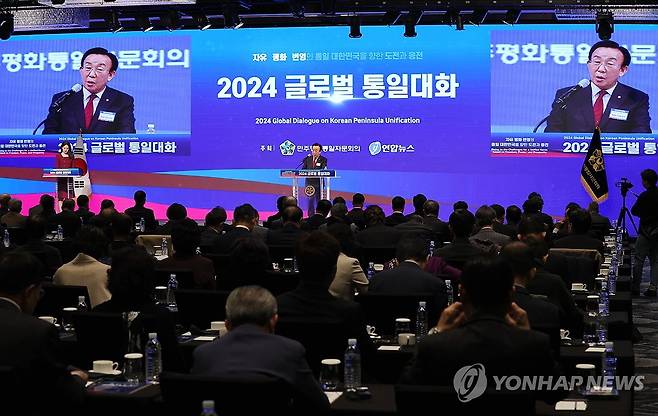 민주평통-연합뉴스, '2024 글로벌 통일대화' 개최 (서울=연합뉴스) 이재희 기자 = 12일 오전 서울 종로구 JW메리어트동대문호텔에서 열린 '2024 글로벌 통일대화' 개막식에서 김관용 민주평화통일자문회의 수석부의장이 개회사를 하고 있다. 2024.11.12 scape@yna.co.kr