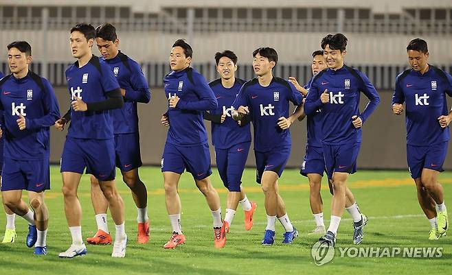 해외파 합류한 축구 대표팀 (쿠웨이트시티=연합뉴스) 황광모 기자 = 11회 연속 월드컵 본선 진출에 도전하는 한국 축구대표팀 이강인, 홍현석을 비롯한 선수들이 12일 오후(현지시간) 쿠웨이트 압둘라 알 칼리파 스타디움에서 열린 팀 훈련에서 워밍업을 하고 있다.
    이날 대표팀은 주장 손흥민을 비롯한 해외파가 모두 쿠웨이트에 도착하면서 완전체로 첫 훈련을 했다. 2024.11.12 hkmpooh@yna.co.kr