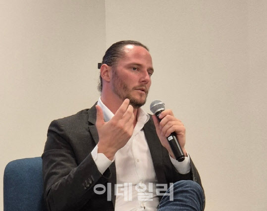 지난 7일(현지시각) 미국 샌프란시스코 500글로벌 본사에서 열린 ‘2024 윈터 파운더 리트릿’ 행사에 참석한 앤드류 부스 다윈벤처스 창업자 겸 대표가 연간반복수익(ARR) 창출의 중요성을 국내 창업가들에게 전달하고 있다. (사진=박소영 기자)