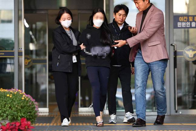 강남에서 추돌 사고를 내 구속된 20대 무면허 운전자가 지난 7일 오전 서울 강남구 강남경찰서에서 검찰로 송치되고 있다. (사진=연합뉴스)