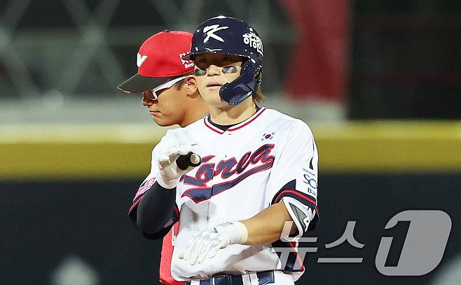 10일(현지시간) 오후 대만 타이베이시 톈무 야구장에서 열린 대한민국 야구 국가대표팀과 대만프로야구리그 웨이치안 드래곤스의 연습경기, 1회말 2사 상황에서 김도영이 2루타로 출루한 뒤 아파트 세리머니를 하고 있다. 2024.11.10/뉴스1 ⓒ News1 장수영 기자