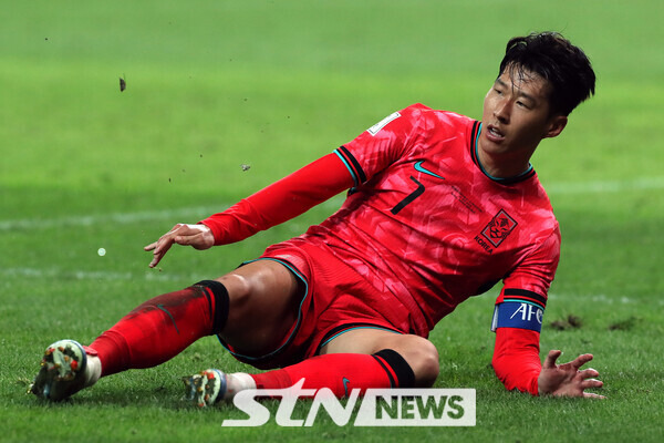 대한민국 대표팀 손흥민이 지난 9월 서울월드컵경기장에서 치러진 팔레스타인과의 국제축구연맹(FIFA) 2026 북중미 월드컵 아시아 3차 예선 1차전에서 쓰려져 고통을 호소하고 있다. 사진┃게티이미지코리아