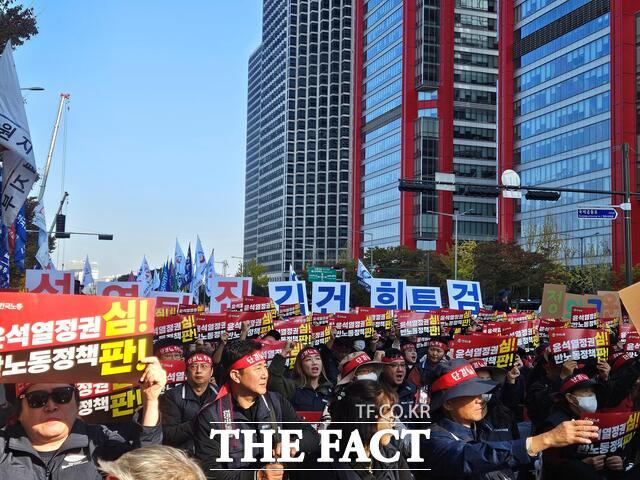 윤석열 대통령의 즉각 퇴진을 촉구하는 대학 교수들의 시국선언이 전국적으로 확산하는 가운데 경희대와 공주대 교수들도 시국선언을 발표했다. 한국노동조합총연맹(한국노총)이 9일 오후 2시 서울 영등포구 여의대로에서 '윤석열 정권 반노동정책 심판 11.9 전국노동자대회'를 열고 있다./김명주 인턴기자