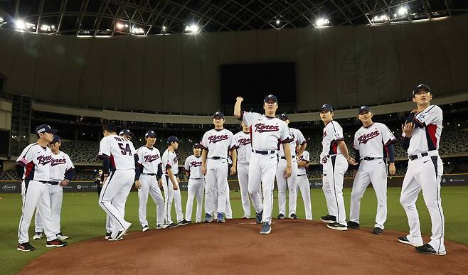 프리미어12 대만 예선에 출전하는 대한민국 야구대표팀 투수들이 12일(현지시간) 대만 타이베이시 타이베이돔에서 열린 훈련에 앞서 마운드를 살펴보고 있다. 대표팀은 오는 13일 대만과의 경기를 시작으로 14일 쿠바, 15일 일본, 16일 도미니카 공화국, 18일 호주와의 예선 경기를 갖는다. /뉴스1