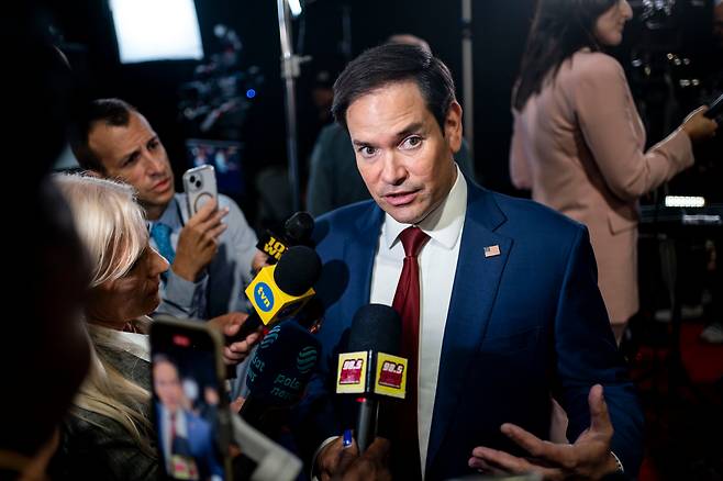 마코 루비오 공화당 상원의원이 지난 9월 펜실베이니아주 필라델피아에서 열린 대선 후보 토론에서 기자들과 만나 대화를 하고 있다. /UPI 연합뉴스