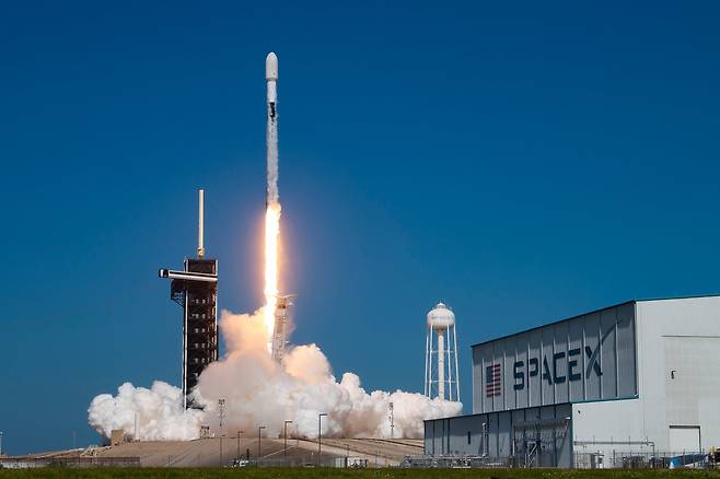 KT SAT는 11일(현지시각) 미국 플로리다주 케이프 커내버럴 공군기지에서 6A호를 스페이스X의 팰컨 9 발사체에 실어 성공적으로 발사했다고 12일 밝혔다. 사진은 발사 중인 무궁화위성 6A호의 모습. /스페이스X 제공