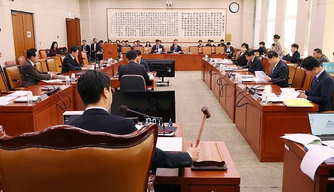 간첩죄 처벌 대상을 '적국'에서 '외국'으로 확대하는 간첩법 개정안이 13일 국회 법제사법위원회 소위원회를 통과했다. 지난 11월 7일 법제사법위원회 예산결산기금심사소위원회가 열리고 있다. /연합뉴스