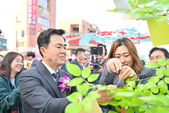 김태흠 지사가 천안시 성성동 호수공원에서 열린 '2024 스타트업 밋업 페스타' 현장을 둘러보고 있다. 충남도 제공.