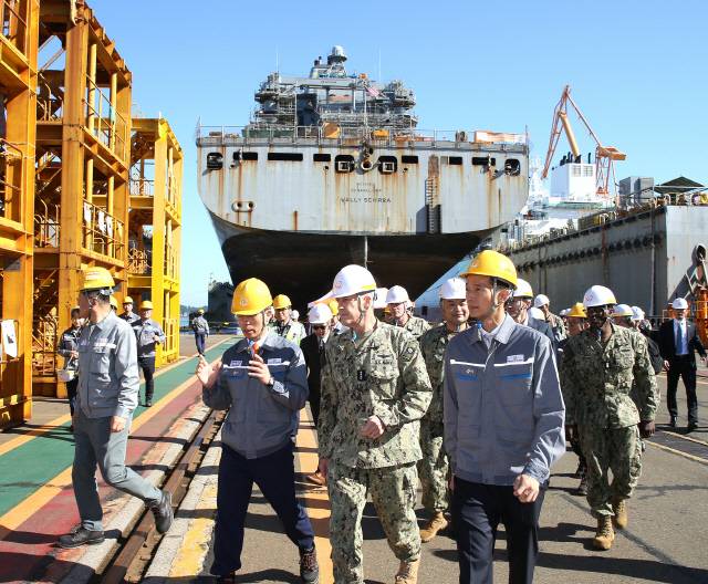 지난달 24일 김동관(오른쪽) 한화그룹 부회장이 미 해군 태평양함대 사령관 스티븐 쾰러(가운데) 제독과 함께 한화오션 거제사업장에서 정비 중인 '윌리 쉬라'함 정비 현장을 둘러봤다. 한화오션 제공