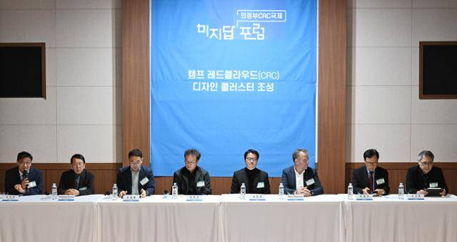 13일 경기 의정부시 캠프 레드클라우드 예배당에서 열린 캠프 레드클라우드(CRC) 디자인 클러스터 조성을 위한 미지답포럼에 참석한 이석현(왼쪽부터) 의정부시 총괄건축가, 구라타 나오미치 일본 공학원대학교 명예교수, 김홍렬 랜드스케이프 어바니즘 연구소 박사, 이옥규 종합건축사무소 근정 대표, 심희준 건축공방 대표, 바르트 아케위 스튜디오 아케위 대표, 이제선 연세대 건축공학과 교수, 이기옥 중앙대 실내디자인 공학부 겸임교수가 종합토론을 하고 있다. 의정부=왕태석 선임기자 2024.11.13