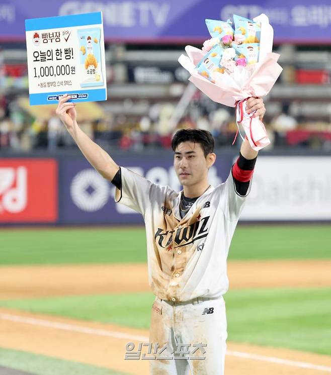 지난 10월 9일 오후 수원 케이티위즈파크에서 열린 LG트윈스와 KT위즈의 2024 신한쏠뱅크 KBO포스트시즌 준플레이오프 4차전. KT가 연장 11회 승부끝에 6-5 승리했다, 끝내기를 날린 KT 심우준이 결승타상을 받고있다. 수원=정시종 기자 capa@edaily.co.kr